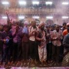 Fieles en el templo de Vrindavan, al norte de India. En estos días no hay limitación en la fiesta ni siquiera para preservar los lugares de culto.