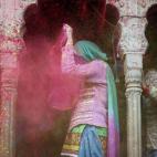 Una mujer se protege de los lanzamientos de polvo de colores en el norte de India. La fiesta de Holi tiene una duración de entre tres y cinco días.