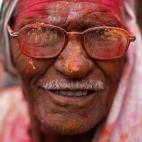 Mayores y niños participan de Holi, como este señor de Nandgaon. En estos días, las diferencias de castas y sociales se difuminan.