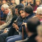 Alfonso Basterra, al fondo, durante el funeral por su hija.