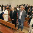 Compañeros y familiares de Asunta, durante su funeral.