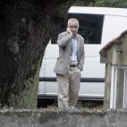 Alfonso Basterra, padre de Asunta, durante uno de los registros a la casa que la familia tiene en Teo (A Coruña).