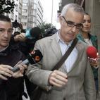 Alfonso Basterra, rodeado de periodistas.