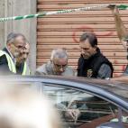 Alfonso Basterra, esposado, tras asistir al registro de su casa en Santiago.