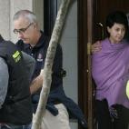 La Guardia Civil escolta a los padres de Asunta tras el registro de la vivienda.