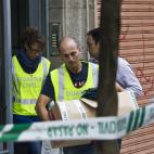 Los agentes sacan cajas con documentación y pruebas de la casa de los padres de Asunta en Santiago.