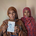 Dos mujeres muestran el retrato de un familiar desaparecido. Unos 400 saharauis han desaparecido desde principios de los a&ntilde;os setenta en el marco del conflicto armado y la represi&oacute;n pol&iacute;tica de Marruecos contra la poblaci&oa...