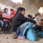 Familias desplazadas de diferentes zonas rurales de Damasco y Dar’a han buscado refugio en tiendas. El colegio temporal recibe 80 alumnos cada día.