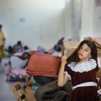 Una ni&ntilde;a v&iacute;ctima del hurac&aacute;n Mitch a su paso por Centroam&eacute;rica se peina en un centro de damnificados de Tegucigalpa, la capital de Honduras. La naturaleza nunca ha tenido piedad del istmo centroamericano. Cada pocos a...