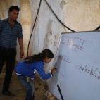 Aprenden a escribir y leer tanto en árabe como en inglés, y conocimientos básicos de matemáticas. “No hay un solo espacio ni una tienda extra que podríamos haber usado como espacio para las clases”, afirmaba Muhammad (no es su nombre re...