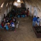 Los niños están divididos en cuatro grupos en función de su edad y conocimientos. Cada uno de los grupos cuenta con uno de los cuatro profesores, dos hombres y dos mujeres.