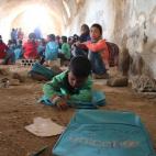 “Limpiamos el centro donde se almacenaba el pienso y lo convertimos en un colegio donde 80 niños vienen a diario para aprender a leer y escribir, tanto en árabe como en inglés, y conocimientos básicos de matemáticas”, declara Muhammad.