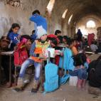 “Los niños tienen que compartir sus cuadernos. Tenemos una grave falta de material escolar. Se rotan para usar los únicos 6 pupitres de los que disponemos”, dijo Mona, una antigua profesora del área rural de Dar’a.