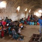 Están agrupados en función de su edad y conocimientos en cuatro grupos, cada uno con uno de sus cuatro antiguos profesores, también desplazados.