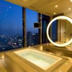 Un rascacielos de 37 plantas en el corazón de Tokio no llamaría la atención del visitante si no fuese por el espectáculo que se contempla desde su interior. Las 290 habitaciones del hotel Conrad Tokyo son exteriores, con amplios ventanales. ...