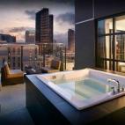 ¿Se puede atenuar el estrés desde lo alto de un edificio en pleno centro de la ciudad? Sí, si te alojas en el Hotel Hard Rock de San Diego. La terraza cubierta de la azotea tiene una piscina y un spa. Pero no es el único lugar desde el que s...