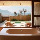 El hotel Six Senses está construido entre montañas, a menos de dos kilómetros de la playa privada de la bahía de Zighy. El complejo ofrece villas de lujo de estilo tradicional omaní, con piscina privada, spa y dos hammams (baño turco). ...