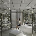 ¿Pasas horas contemplándote en el espejo? ¿Eres un adicto al selfie? Si para ti no hay mejor imagen que la tuya, éste es tu hotel. En las paredes de los cuartos de baño del Royal Monceau Raffles no hay ni un milímetro de azulejo: toda la e...