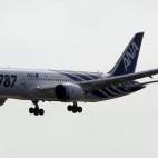 Abundando en los inodoros, algunos viajeros dicen no sentarse nunca en los retretes de los aviones, no por escrúpulo, sino por temor a que la succión les deje pegados al asiento y trate de arrastrarlos hacia fuera del aparato. Pero contrariame...