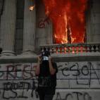 Manifestantes toman el Congreso de Guatemala y le prenden fuego.