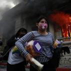 Manifestantes toman el Congreso de Guatemala y le prenden fuego.