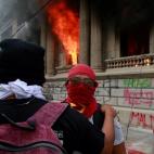 Manifestantes toman el Congreso de Guatemala y le prenden fuego.
