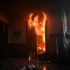 Manifestantes toman el Congreso de Guatemala y le prenden fuego.