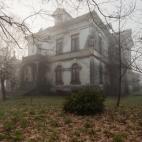 "Todavía me sobrecojo cuando pienso en el momento en que entramos en esta hermosa mansión antigua", dice Zegwaard de esta casa llamada Maison Souza. "A excepción de una habitación, todo estaba completamente destrozado y hecho pedazos."