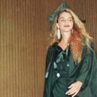 Recibiendo su diploma de la Universidad Americana de El Cairo en 1991.