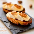 Con rebanadas de pan, plátano, lonchas de queso fresco, miel y nueces. Aquí puedes ver la receta completa.