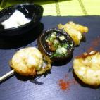 Lleva langostinos, champiñón, perejil, aceite, harina de tempura y salsa de yogur. La receta la puedes ver aquí.