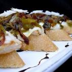 Se tardan menos de 20 minutos y se prepara con pechuga de pollo, cebolla, pimiento verde, mozzarella, queso manchego, azúcar y vinagre de módena. Puedes ver aquí cómo prepararlo.