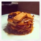 Sólo se necesita tofú natural, verduras mixta, zanahorias, salsa de soja y aceite de oliva. Puedes ver en este enlace cómo prepararlo.