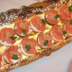 Se necesitan galletas redondas inglesas, salmón ahumado, lima, queso de untar, yogur natural y pimienta. Aquí puedes ver cómo prepararlos.