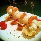 Se prepara con huevos duros, pan, langostino, jamón york, lechuga y mahonesa . Tienes aquí la receta completa.