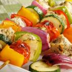 Llevan pollo, cebolla, pimiento rojo y verde, aceite de oliva, curry y hierbas aromáticas. Puedes ver aquí cómo prepararlo.