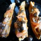 Sólo se necesitan pan semidulce, una lata de sardinas en tomate, aceitunas negras y un tomate natural. Muy, muy fácil de preparar.