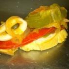 El pincho se prepara con cebolla, pimiento verde y rojo, tomate, chipirones, aceite de oliva, sal y pimienta. Estos son los pasos para prepararlo.