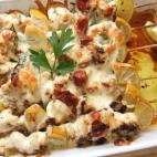 Se prepara con pechuga de pollo, lonchas de jamón, limones, mozzarella, cilantro, romero fresco, pimienta y orégano. Aquí puedes ver la receta completa.