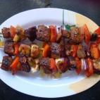 Se prepara con salsa barbacoa, mostaza, estragón y vodka. Aquí puedes ver la receta completa.