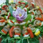 Lleva camarones, chiles, cebolla blanca, sal y pimentón. Ésta es la receta completa. Mira aquí cómo preparalo.