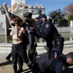 FEMEN irrumpe en un acto franquista en Madrid