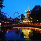 El Tivoli se inauguró en 1843 y es el lugar más visitado de todo el país, sobre todo por parte de los daneses. Por estas fechas, entre abril y septiembre, empieza la temporada de verano del parque cuando, además de disfrutar de las atraccion...