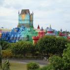 14.000.000 metros cuadrados de un parque compuesto por un zoo, una zona de atracciones, espectáculos y áreas temáticas. omo el de Disney, Beto Carrero World también tiene su propio castillo, el Castillo de la Naciones de 10.000 metros cuadr...