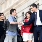 Pedro S&aacute;nchez a su llegada al Congreso, acompa&ntilde;ado por Margarita Robles (i) y Adriana Lastra (c) saluda a Juan Carlos Monedero.