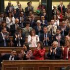 La bancada socialista aplaude a S&aacute;nchez durante despu&eacute;s de su intervenci&oacute;n.