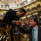 S&aacute;nchez y Aitor Esteban se dan un apret&oacute;n de manos al terminar la sesi&oacute;n.