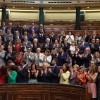 La bancada socialista aplaude al nuevo presidente del Gobierno.