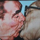 Este pedazo del muro de Berlín se ha convertido en dos cosas: un recuerdo de la historia y un lienzo para los artistas. De hecho, se pueden ver obras de más de 118 grafiteros de 21 países diferentes. La mayoría de los grafitis son de temáti...