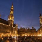 Dicen que si no es la plaza más bonita del mundo, poco le falta. En ella se encuentran el Ayuntamiento, de arquitectura medieval, y la Casa del Rey entre otros muchos edificios de una belleza abrumadora. Por la noche, la plaza es todavía más ...
